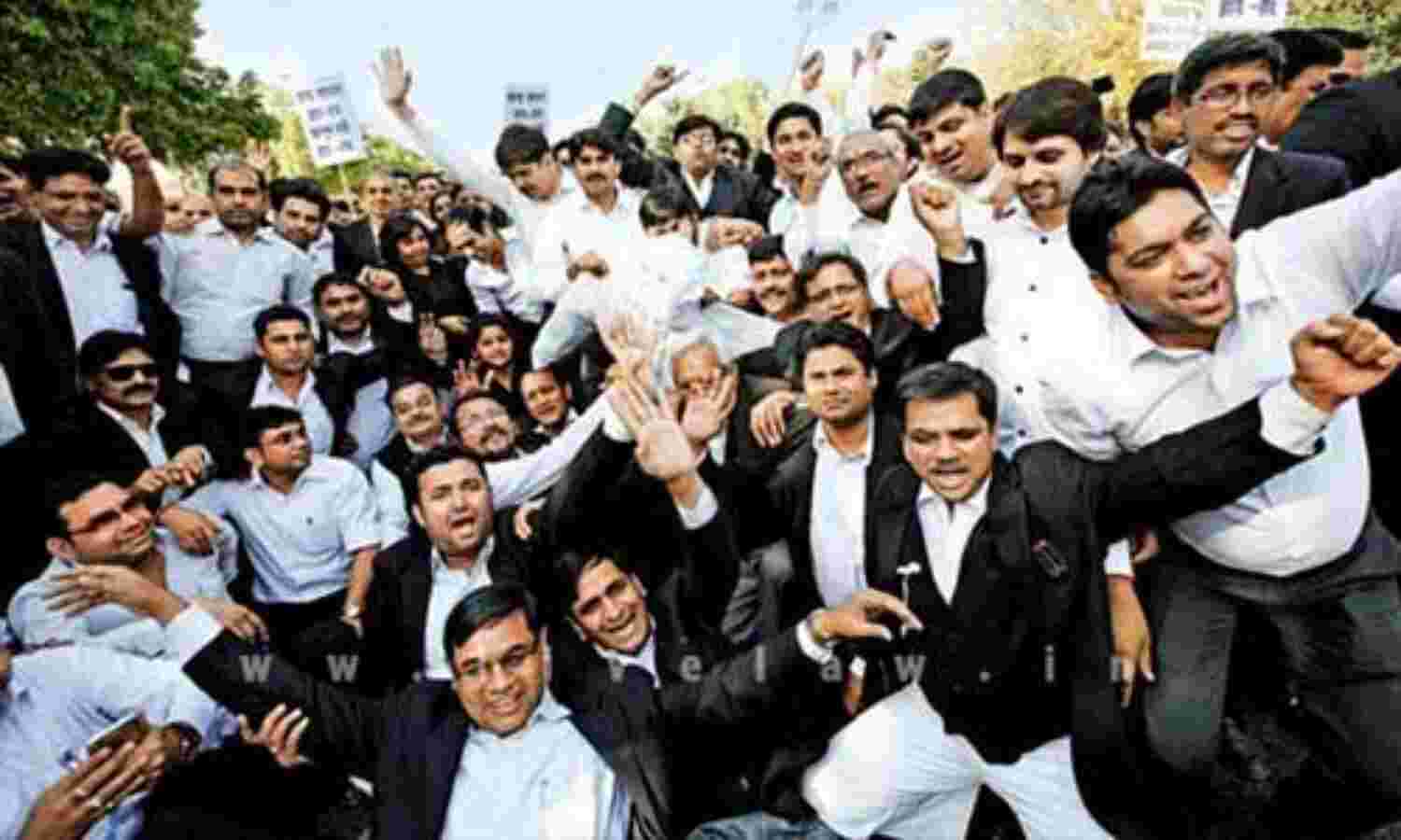 तीस हजारी कोर्ट मामले में वकीलों की हड़ताल जारी, रोहिणी कोर्ट में वकील ने की आत्मदाह की कोशिश तीस हजारी कोर्ट मामले में वकीलों की हड़ताल जारी, रोहिणी कोर्ट में वकील ने की आत्मदाह की कोशिश