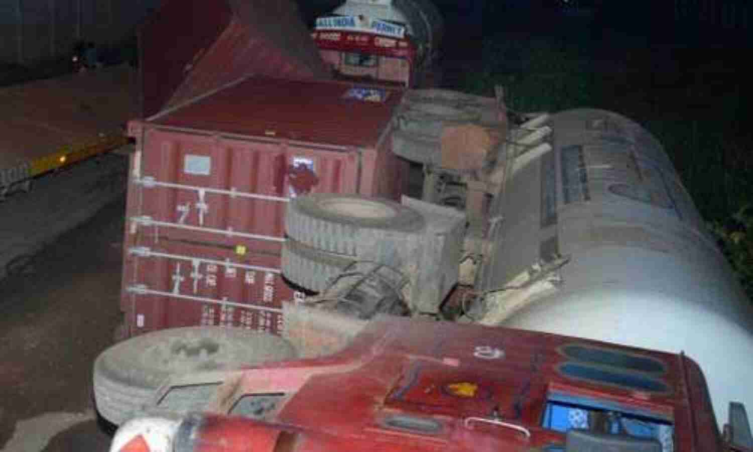 एलपीजी टैंकर अंसतुलित होकर मालगाड़ी से टकराया, हुआ गैस रिसाव, बाइक सवार युवक की हुई मौत