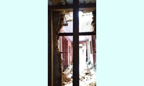 कसेरा ओली में दादागिरी से तोड़ा गया शामिलाती दरवाजा, निगम जेडओ - पुलिस ने नहीं की कार्यवाई