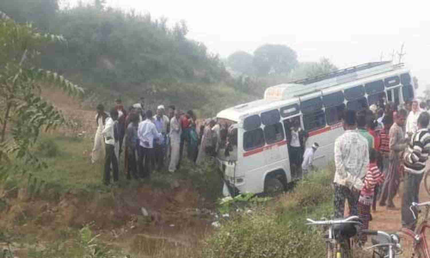 मुरैना में स्कूली बच्चों से भरी बस अनियंत्रित होकर सड़क किनारे गड्ढे में पलटी, 24 से अधिक बच्चे घायल