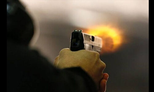 कुशीनगर में दिनदहाड़े चली गोलियां, बाइक सवार बदमाशों ने दो को भून डाला कुशीनगर में दिनदहाड़े चली गोलियां, बाइक सवार बदमाशों ने दो को भून डाला