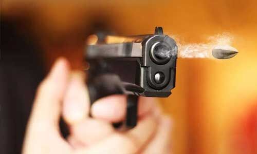 लूडो खेलते समय खांसने पर हुआ विवाद, गुस्साए युवक ने दोस्त को गोली मारी लूडो खेलते समय खांसने पर हुआ विवाद, गुस्साए युवक ने दोस्त को गोली मारी