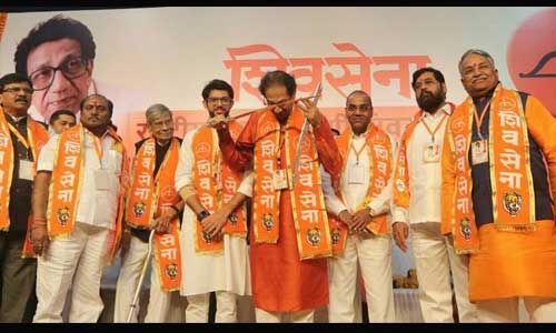 महाराष्ट्र : शिवसेना विधायकों ने की उद्धव के CM बनने की मांग