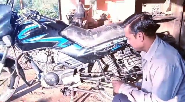 10वीं पास सूर्य प्रकाश का कमाल, स्क्रैप से बनाया मोटरसाइकिल के लिए ऑटोमेटिक स्टैण्ड