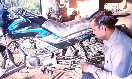 10वीं पास सूर्य प्रकाश का कमाल, स्क्रैप से बनाया मोटरसाइकिल के लिए ऑटोमेटिक स्टैण्ड
