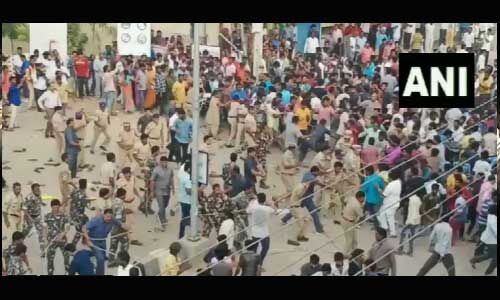 प्रियंका रेड्डी हत्याकांड : थाने में घुस रही भीड़ को रोक रही पुलिस पर चलीं चप्पलें
