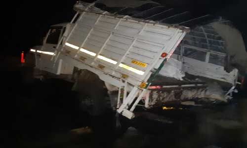 पिकअप वैन पुल के नीचे गिरी, 7 लोगों की मौत, 24 घायल