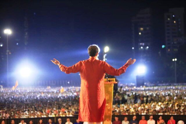 नुक्स निकालते हैं वो इस कदर मुझ में...!