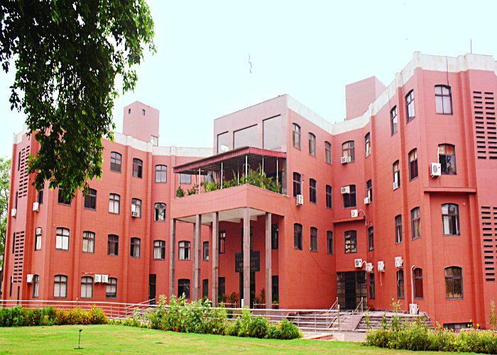 निगम ने मदाखलत अधिकारी शशिकांत शुक्ला को हटाया