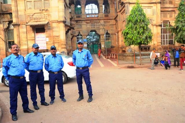 जयारोग्य में सुरक्षाकर्मियों की गुंडागर्दी, ऑटो देने के नाम पर मांगे एक हजार