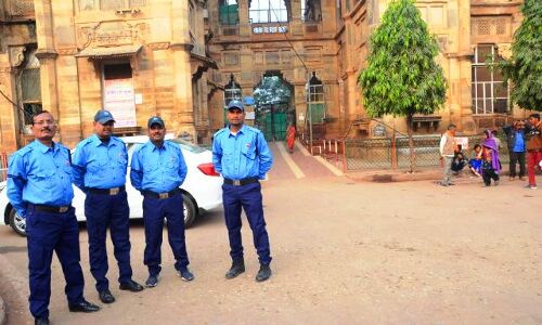 जयारोग्य में सुरक्षाकर्मियों की गुंडागर्दी, ऑटो देने के नाम पर मांगे एक हजार