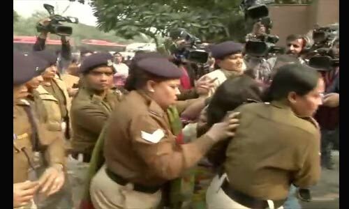 उन्नाव गैंगरेप पीड़िता की मौत से आहत महिला ने बेटी को जिंदा जलाने की कोशिश की उन्नाव गैंगरेप पीड़िता की मौत से आहत महिला ने बेटी को जिंदा जलाने की कोशिश की