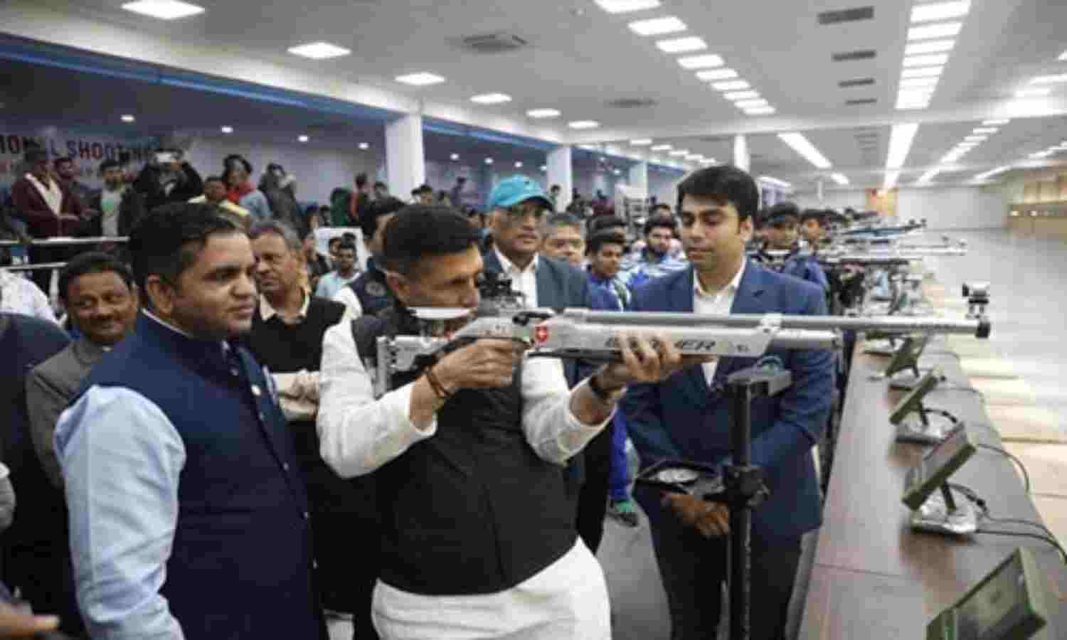 खेल मंत्री ने निशाना साधकर किया राष्ट्रीय शूटिंग प्रतियोगिता का शुभारंभ