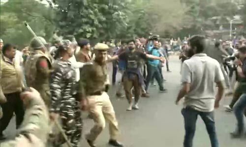 राष्ट्रपति भवन की और मार्च कर रहे जेएनयू छात्रों पर पुलिस ने किया लाठीचार्ज राष्ट्रपति भवन की और मार्च कर रहे जेएनयू छात्रों पर पुलिस ने किया लाठीचार्ज