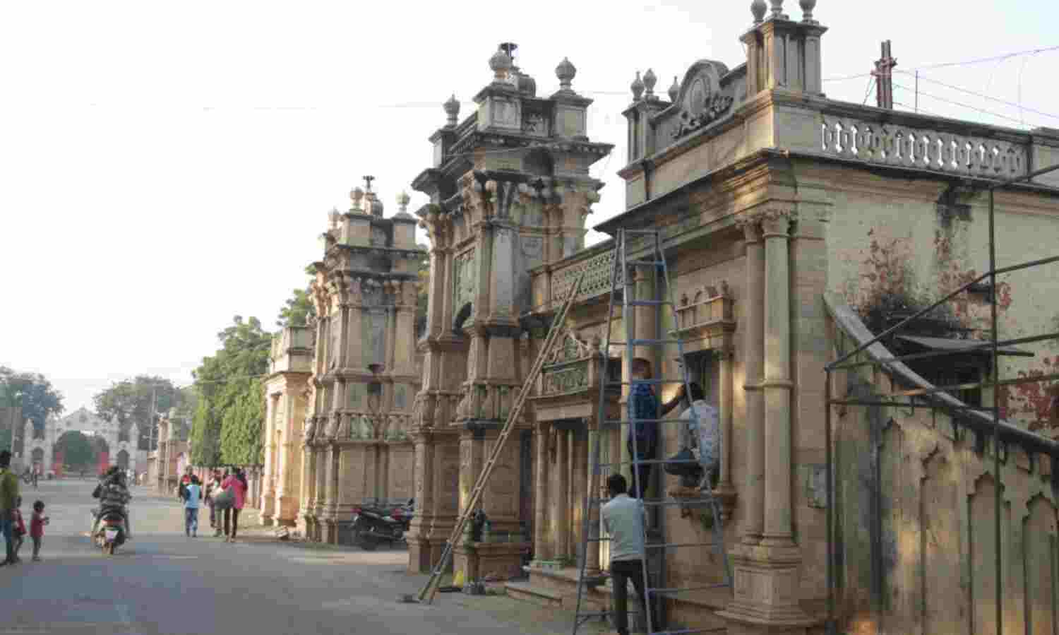 ग्वालियर मेले में स्व. माधवराव के नाम की पट्टिका टूटी, चारों ओर गंदगी का साम्राज्य, देखें दुर्दशा