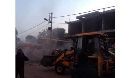 कांग्रेस नेता साहब सिंह गुर्जर की बिल्डिंग पर निगम ने की तुड़ाई