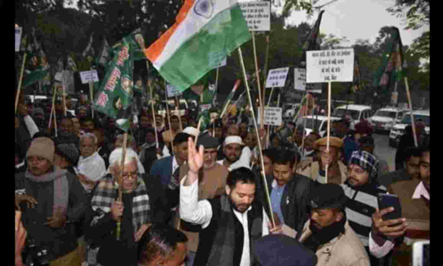 बिहार में बंद के दौरान कई जगह ट्रेनें रोकीं, बसें बंद