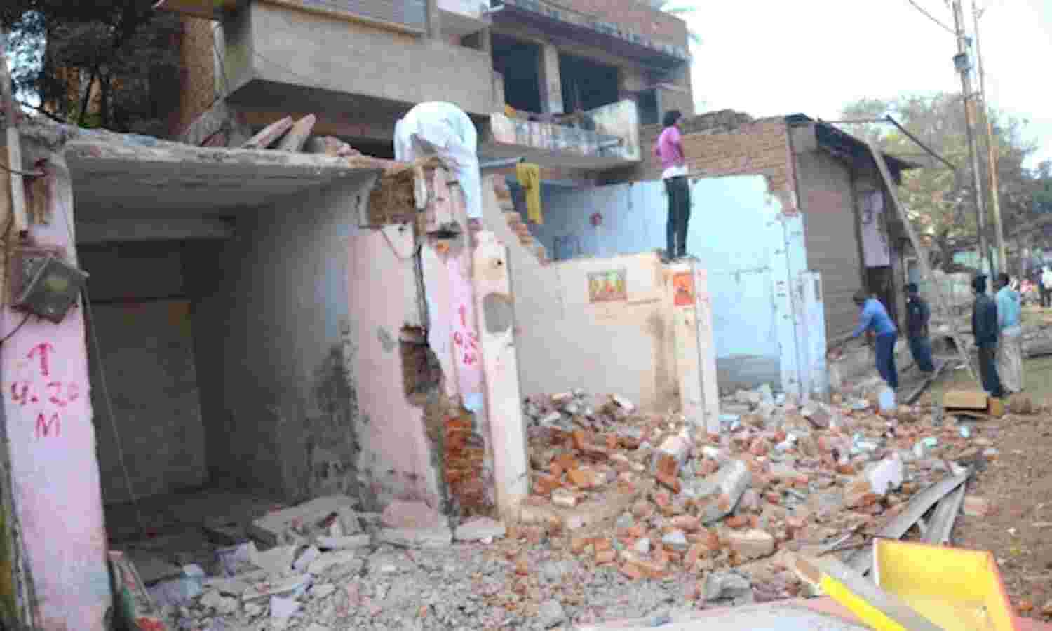 बहोड़ापर : जेसीबी देख लोग बोले साहब हम खुद तोड़ लेंगे, नहीं तो मकान बेकार हो जाएगा