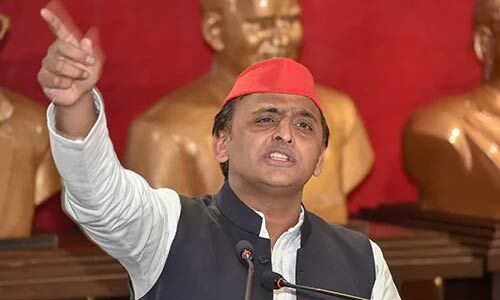 यूपी में कोरोना से बिगड़ते हालातों पर प्रियंका गांधी के बाद अखिलेश यादव ने कसा तंज