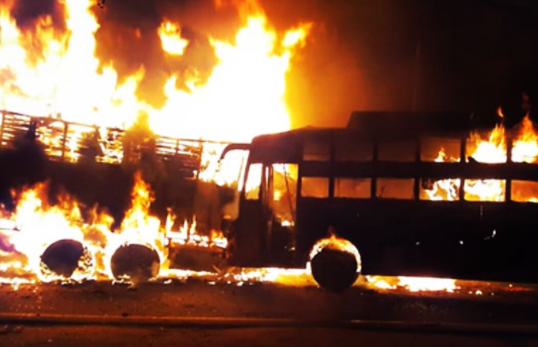 उप्र : कन्नौज में एसी बस की ट्रक से भिड़ंत, बस में सवार लाेग जिंदा जले, 35 की मौत