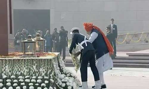 प्रधानमंत्री ने राष्ट्रीय युद्ध स्मारक जाकर शहीदों को दी श्रद्धांजलि