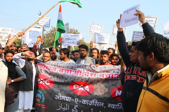 सूत न कपास हवा में लठम लट्ठ