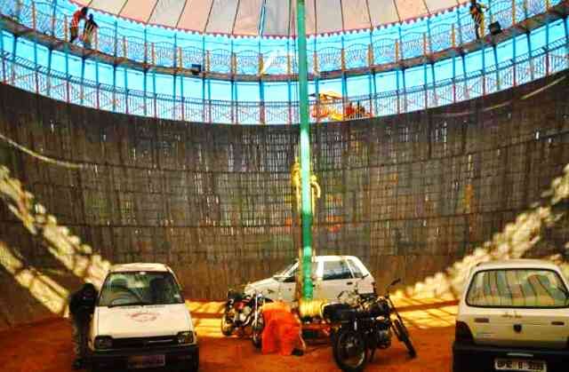 मौत का खेल दिखा करते हैं वो मनोरंजन