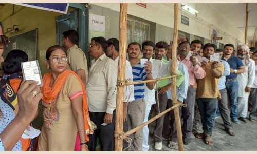 शाहीनबाग और सीलमपुर में पोलिंग बूथों पर लगी लाइनें, सुरक्षा कड़ी के बीच वोटिंग जारी