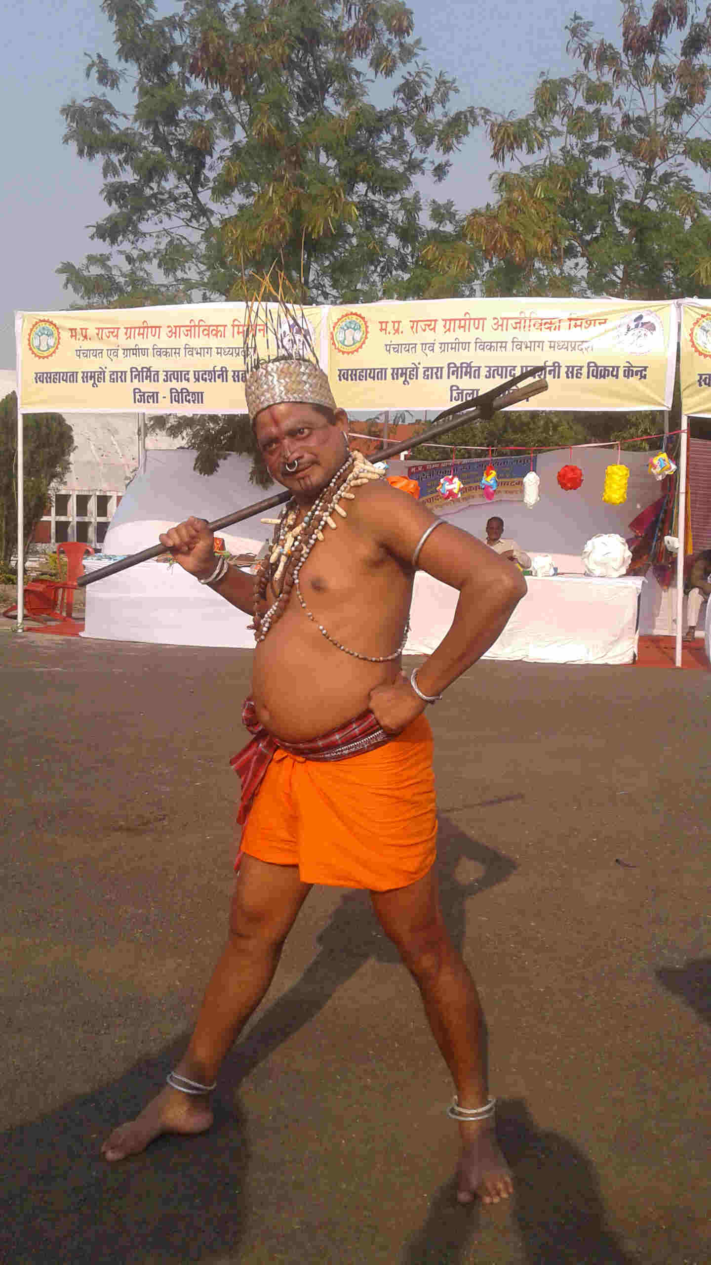 संस्कृति बचाने परंपराओं से जुड़े हैं, आदिवासी हैं हम