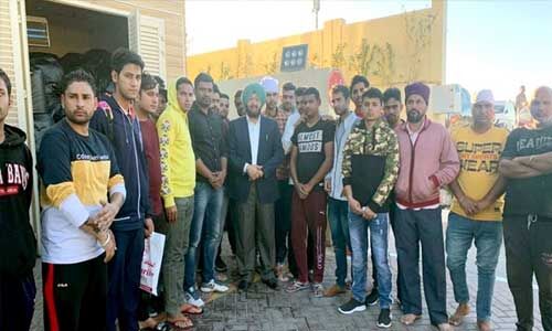 दुबई में फंसे आठ युवक भारत लौटे