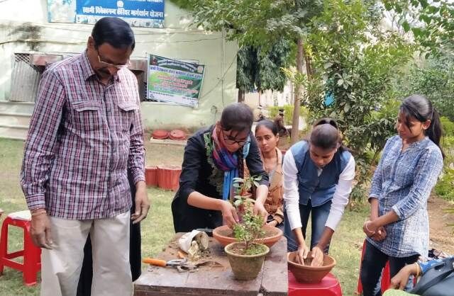केआरजी कॉलेज : छात्रायें ले रहीं बोन्साई पौधों को तैयार करनें का प्रशिक्षण