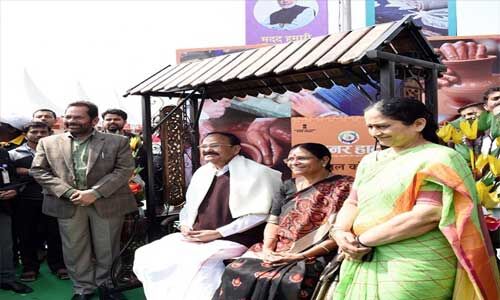 उपराष्ट्रपति ने हुनर हाट का किया दौरा, विभिन्न उत्पादों की ली जानकारी उपराष्ट्रपति ने हुनर हाट का किया दौरा, विभिन्न उत्पादों की ली जानकारी