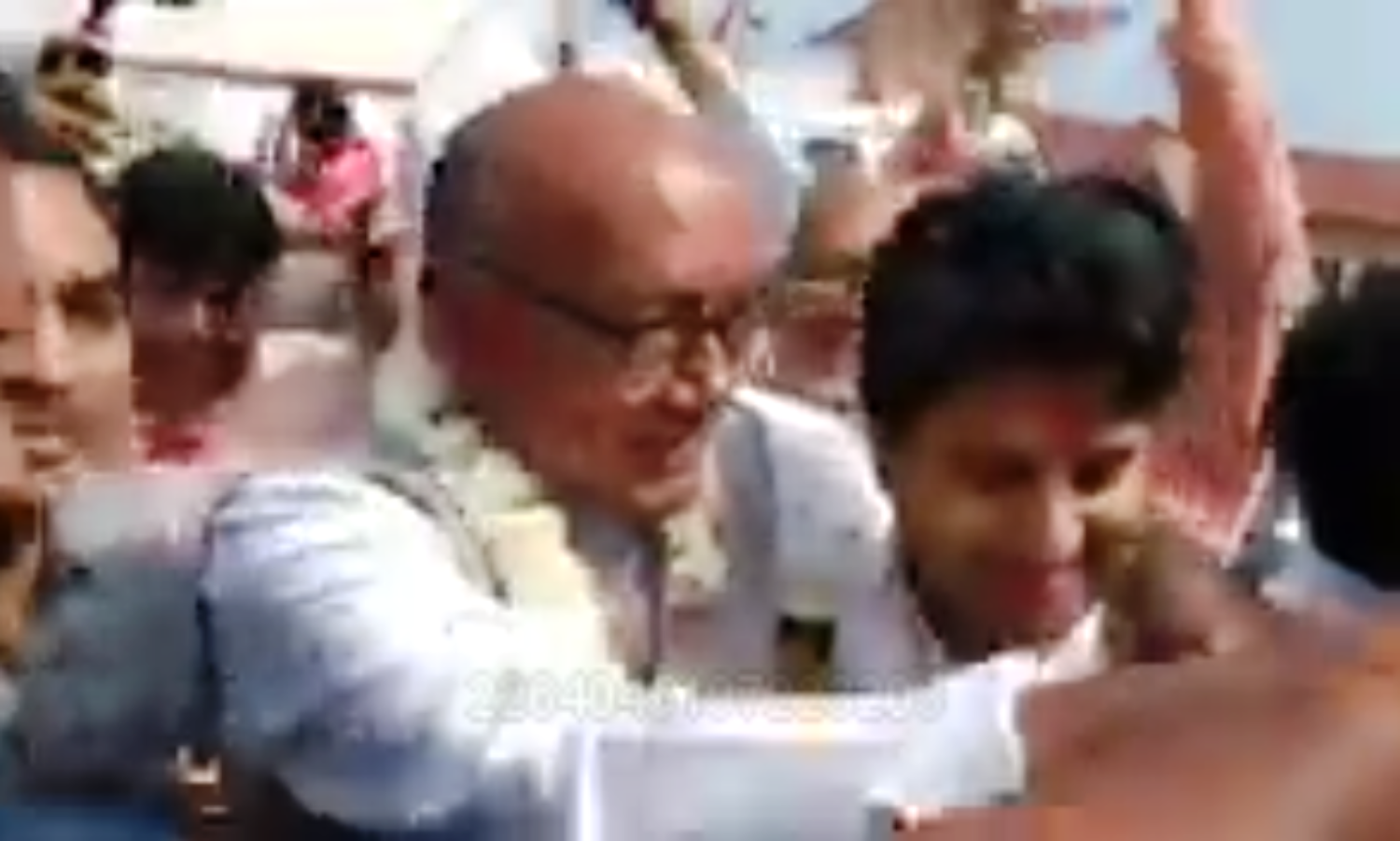 सिंधिया- दिग्विजय ने मिलकर ऐसे दिया रिएक्शन ...