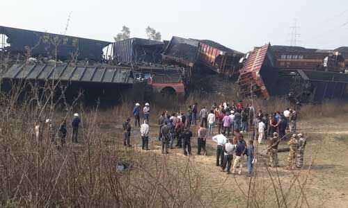 सिंगरौली में मालगाडियों की भिड़ंत, 2 लोको पायलट के दबे होने की आशंका