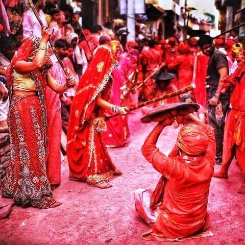 बरसाने में शुरू हुआ लठ्ठमार होली का आयोजन