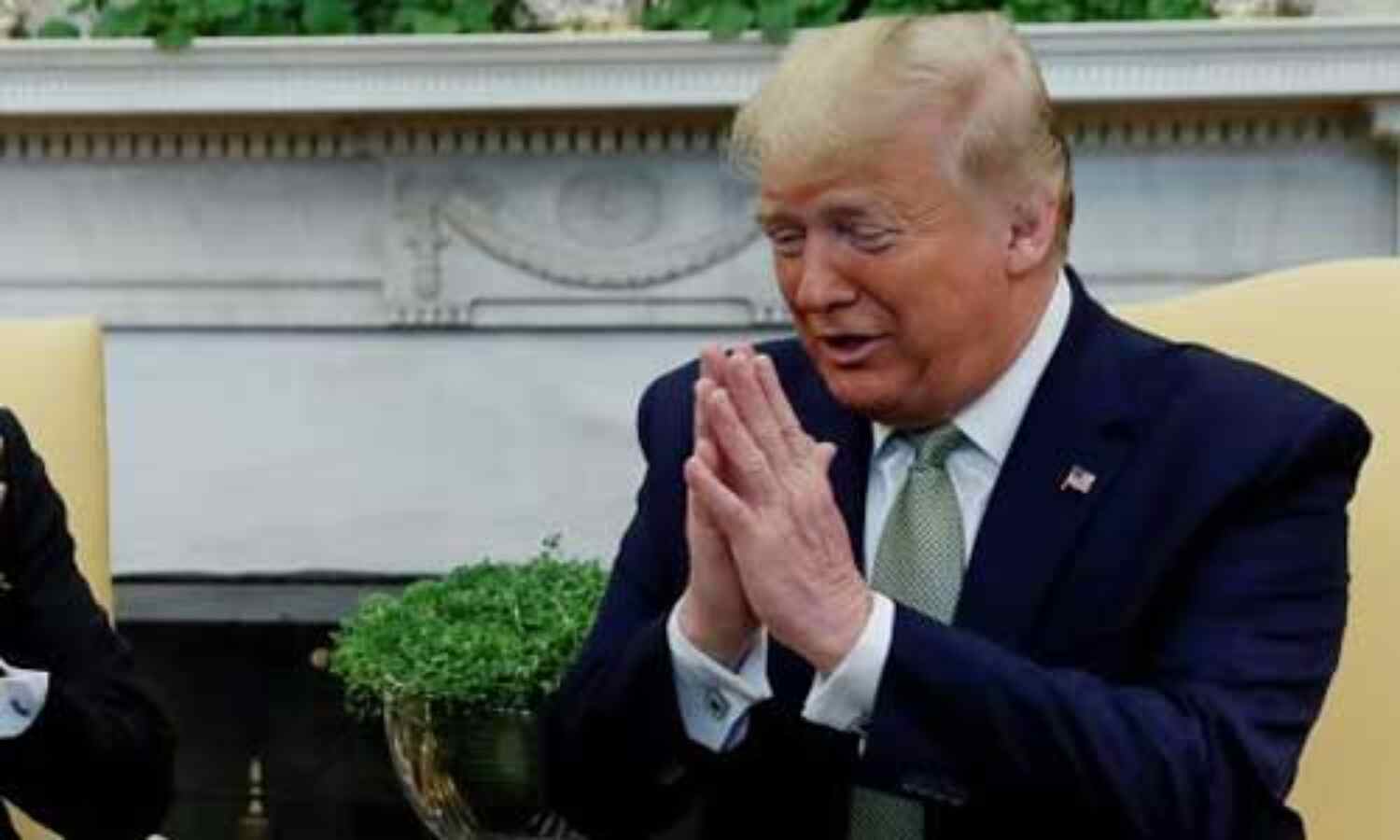 कोरोना का कहर देख डोनाल्ड ट्रंप ने छोड़ा हैंड शेक, करने लगे नमस्ते