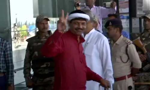 कमलनाथ सरकार का फ्लोर टेस्ट से पहले जयपुर से भोपाल लौटे कांग्रेस विधायक, दिखाया विक्ट्री साइन
