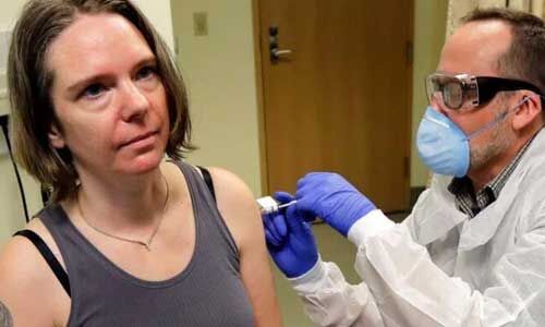 US : 43 साल की महिला के लगाई कोरोना वैक्सीन की पहली सूई, इसके बाद महिला ने ये बताया