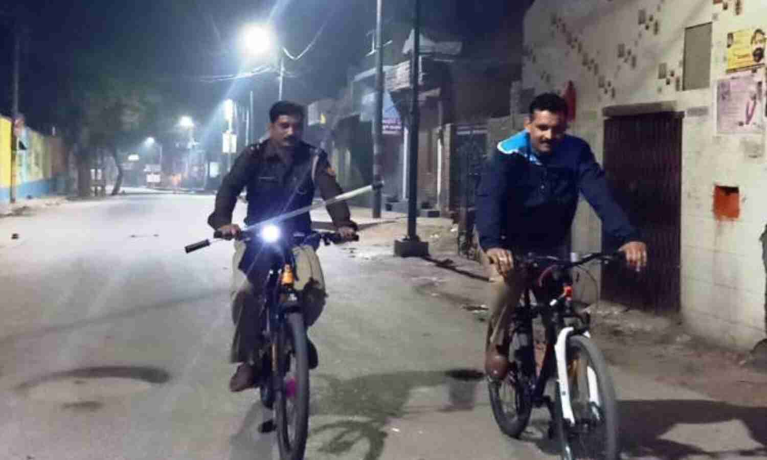 मथुरा :वृन्दावन के परिक्रमा मार्ग पर रात को साइकिल से गस्त कर रही  पुलिस