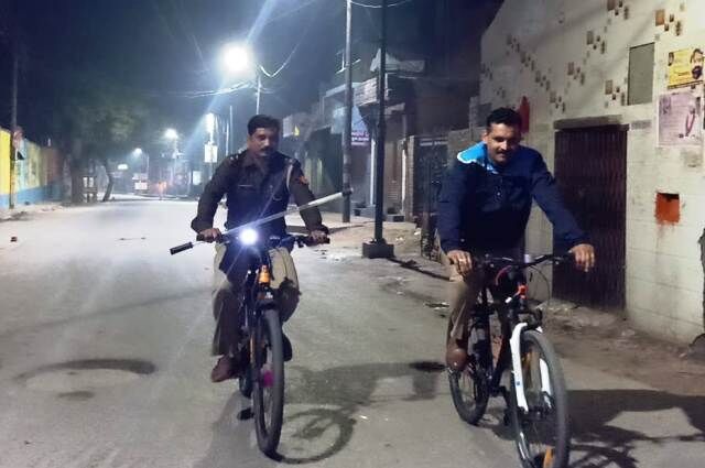 मथुरा :वृन्दावन के परिक्रमा मार्ग पर रात को साइकिल से गस्त कर रही  पुलिस