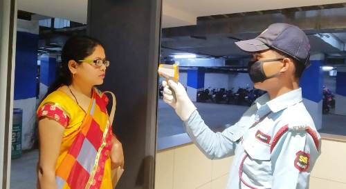 Photo / कोरोना के चलते ग्वालियर स्टेशन पर यात्री हुए कम, शहर में बंद हुए सिनेमाघर, मॉल, पार्लर