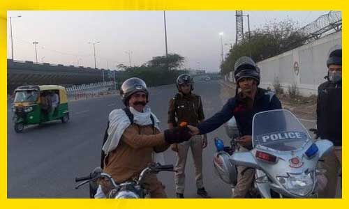 #JanataCurfew : घर से बाहर निकले लोगों को दिल्ली पुलिस दे रही फूल #JanataCurfew : घर से बाहर निकले लोगों को दिल्ली पुलिस दे रही फूल