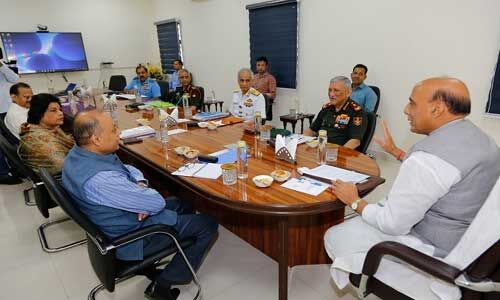 रक्षामंत्री ने रावत और तीनों सेनाओं के प्रमुखों के साथ की समीक्षा बैठक