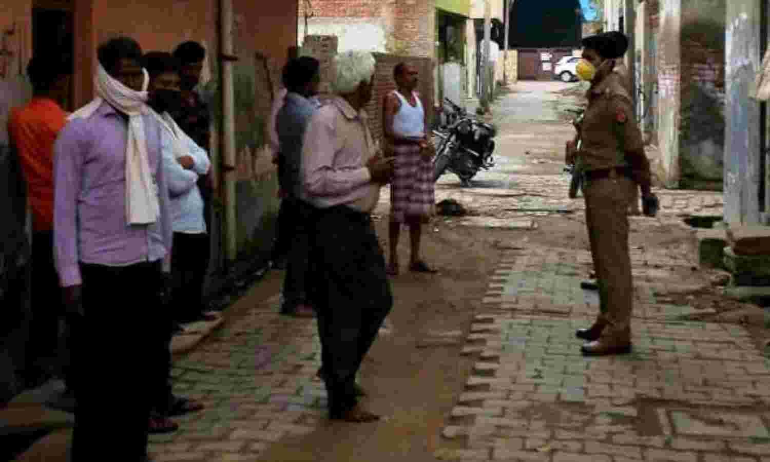 वृंदावन : संत कॉलोनी में मजदूर बांके बिहारी चौकी पहुंचे