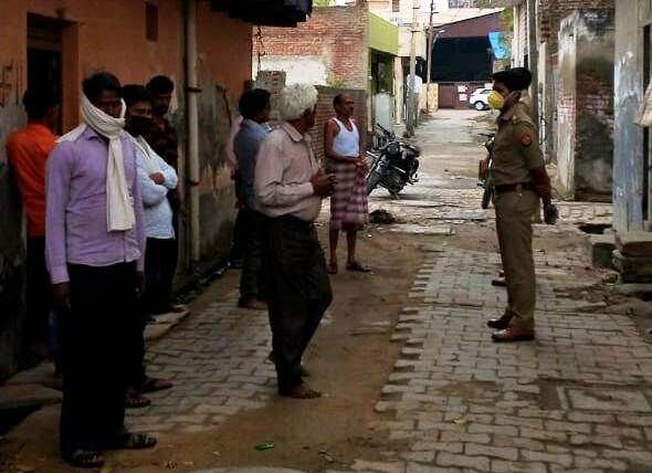 वृंदावन : संत कॉलोनी में मजदूर बांके बिहारी चौकी पहुंचे