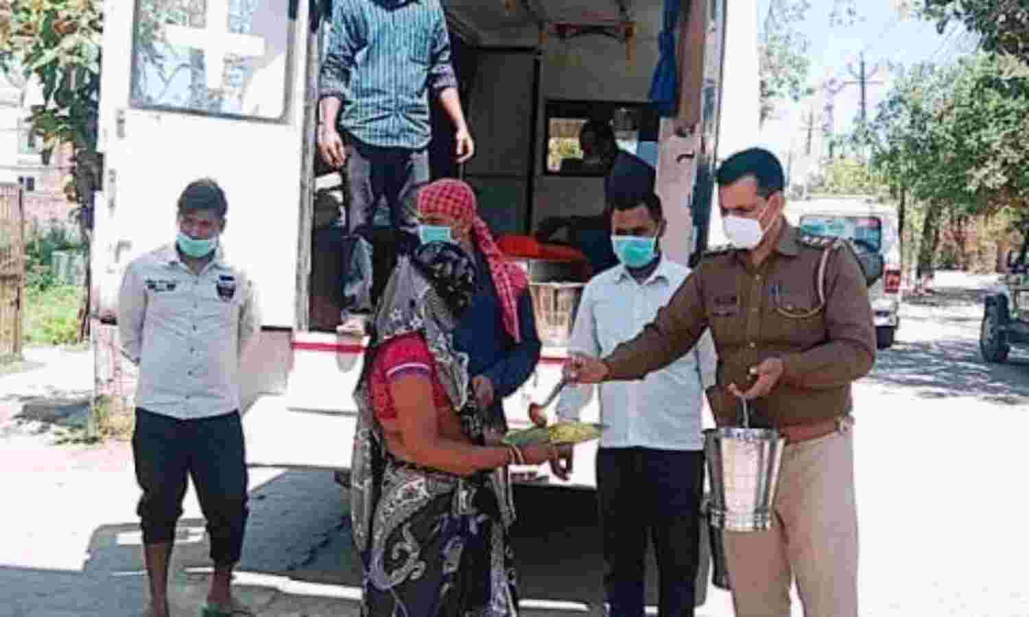 वृन्दावन : रामकृष्ण ट्रस्ट गरीबों की कर रहा है मदद वृन्दावन : रामकृष्ण ट्रस्ट गरीबों की कर रहा है मदद