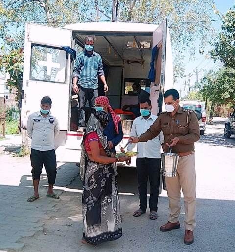 वृन्दावन : रामकृष्ण ट्रस्ट गरीबों की कर रहा है मदद