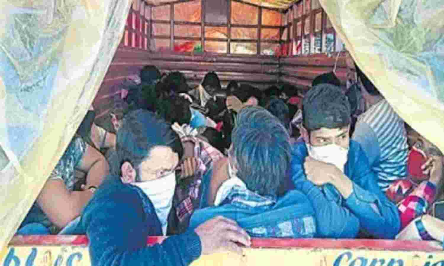 लॉकडाउन : ट्रकों में छिपाकर बिहार ले जाए जा रहे हैं मजदूर