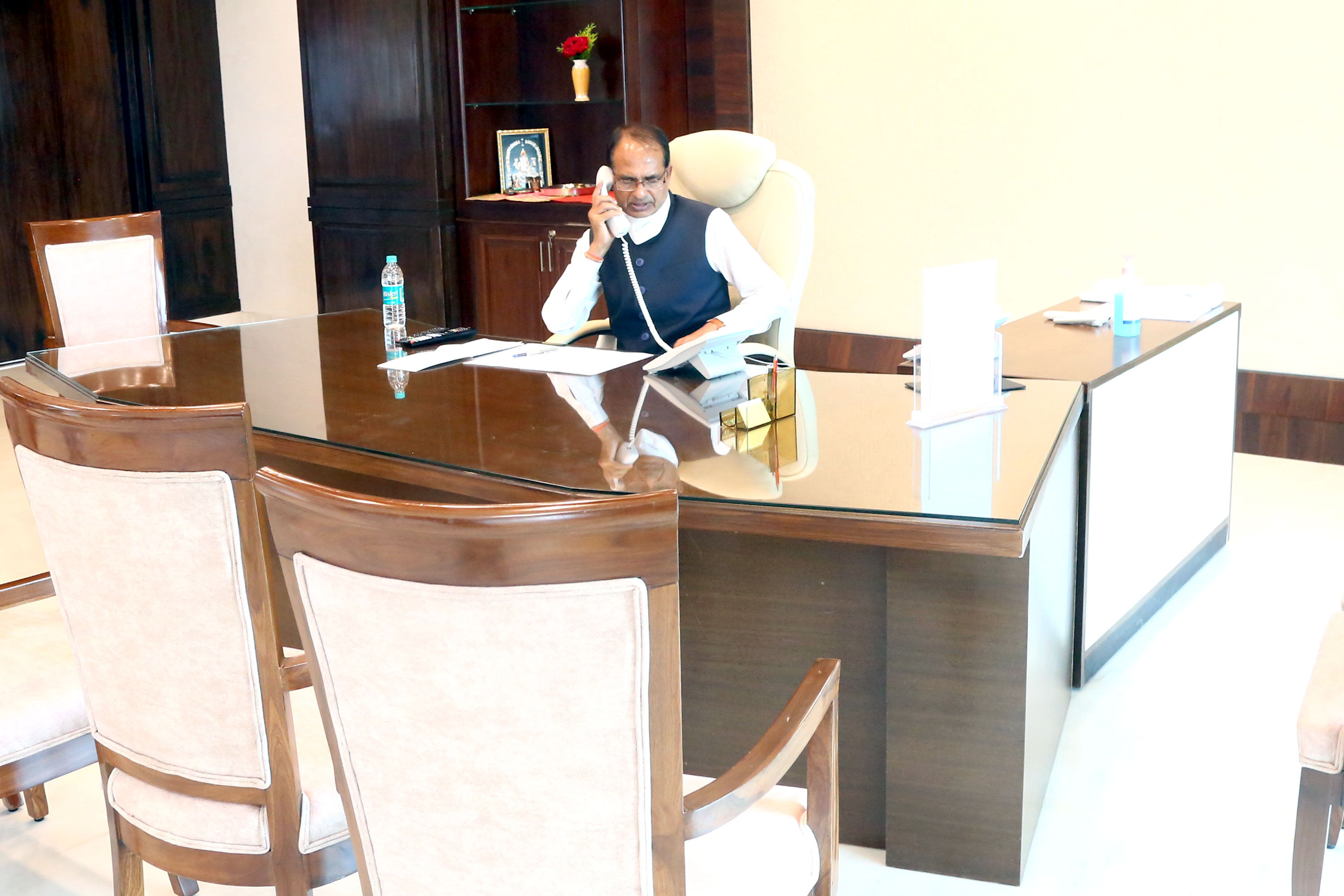 विपदा के भंवर में मध्यप्रदेश का खेवनहार शिवराज विपदा के भंवर में मध्यप्रदेश का खेवनहार शिवराज