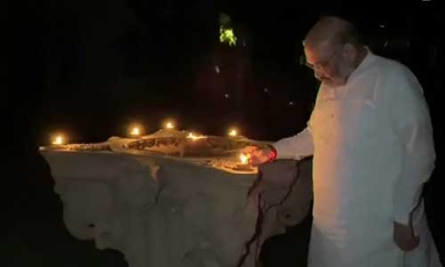 कोरोना से भारत की जंग : गृह मंत्री शाह ने अपने आवास पर जलाया दीया कोरोना से भारत की जंग : गृह मंत्री शाह ने अपने आवास पर जलाया दीया